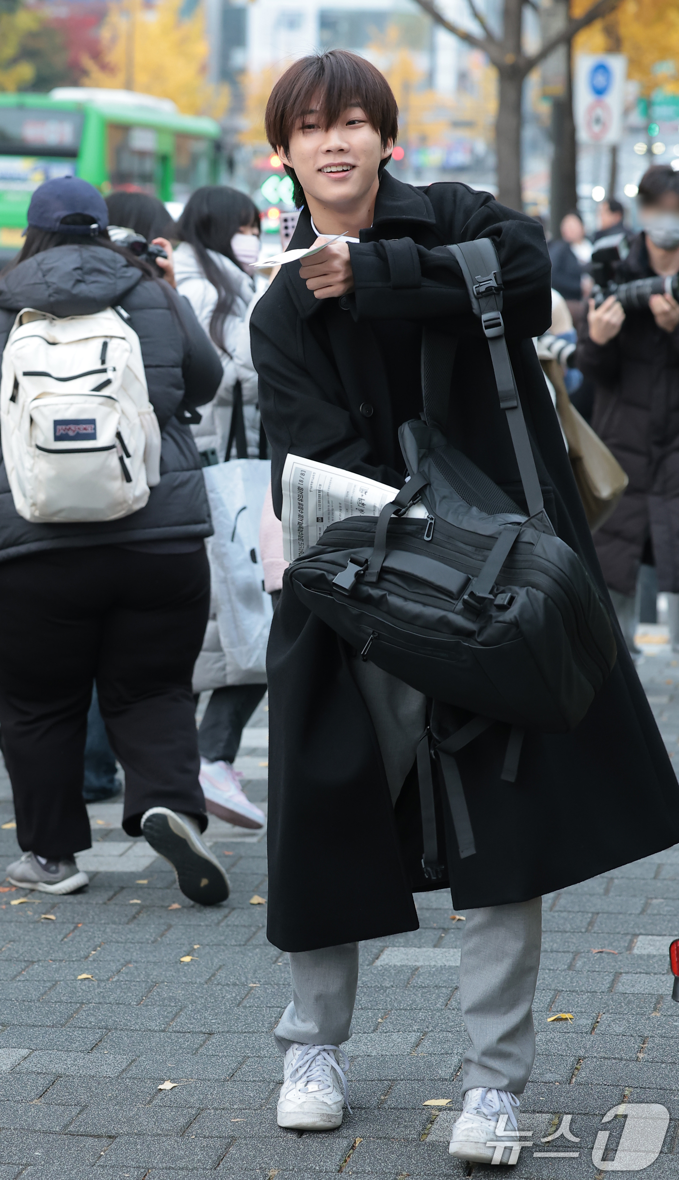 (서울=뉴스1) 권현진 기자 = 더윈드 박하유찬이 2026학년도 대학수학능력시험일인 13일 오전 서울특별시교육청 16지구 제18시험장인 송파구 오금고등학교로 입실하기 전 인사를 하 …