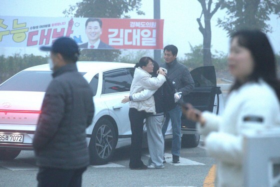 안동 수능 시험장 앞 넘치는 응원…"우리 딸 잘할 수 있어, 파이팅"