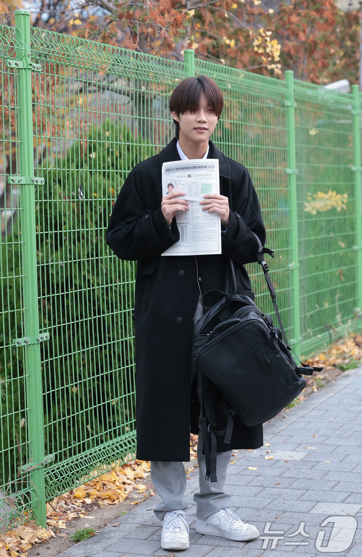 (서울=뉴스1) 권현진 기자 = 더윈드 박하유찬이 2026학년도 대학수학능력시험일인 13일 오전 서울특별시교육청 16지구 제18시험장인 송파구 오금고등학교로 입실하기 전 인사를 하 …