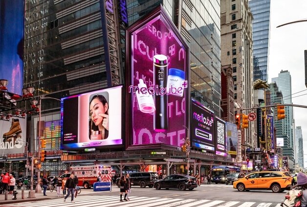 본문 이미지 - 메디큐브 미국 뉴욕 타임스퀘어 옥외광고 (에이피알 제공)