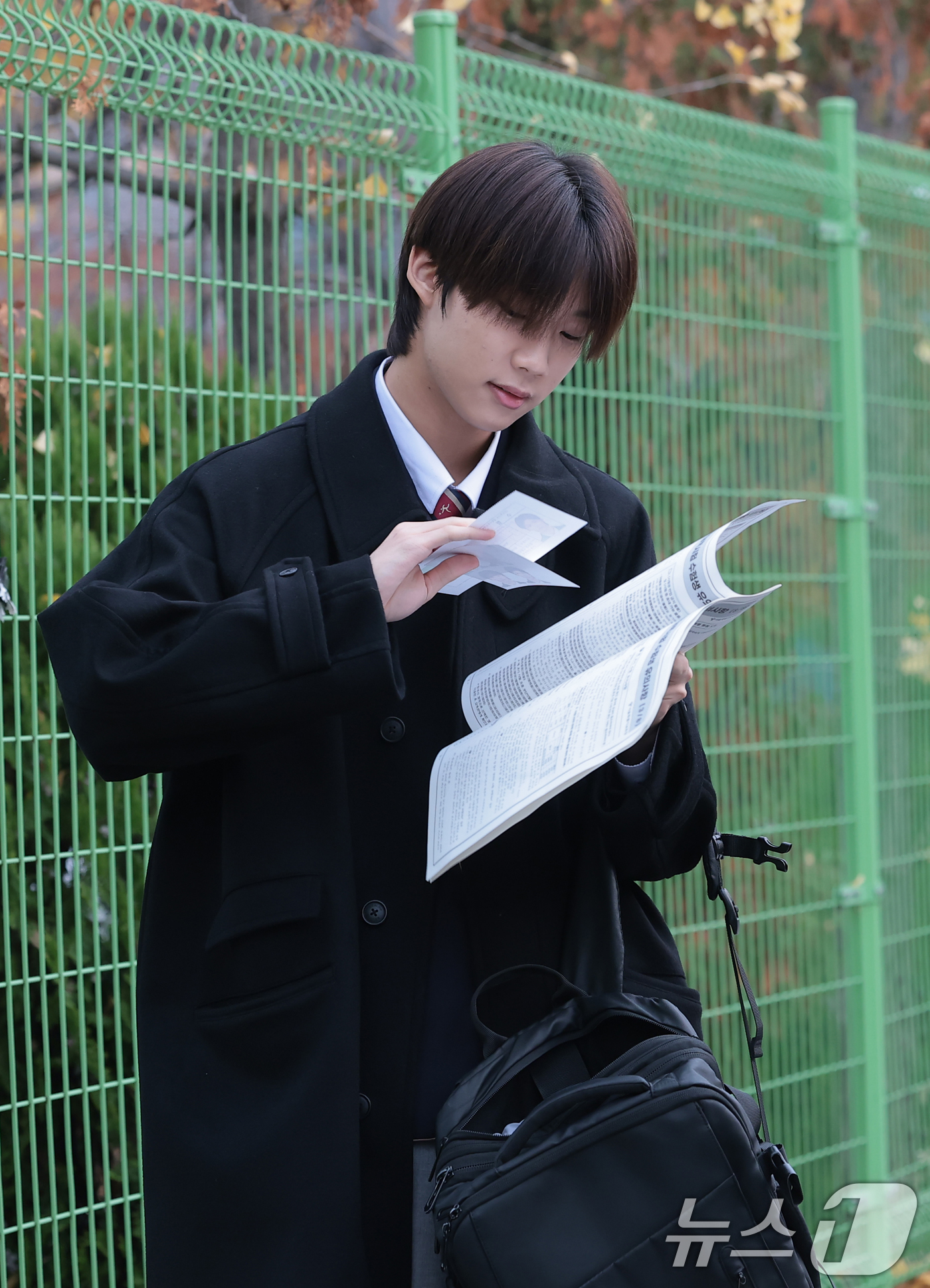 (서울=뉴스1) 권현진 기자 = 더윈드 박하유찬이 2026학년도 대학수학능력시험일인 13일 오전 서울특별시교육청 16지구 제18시험장인 송파구 오금고등학교로 입실하기 전 수험표를 …