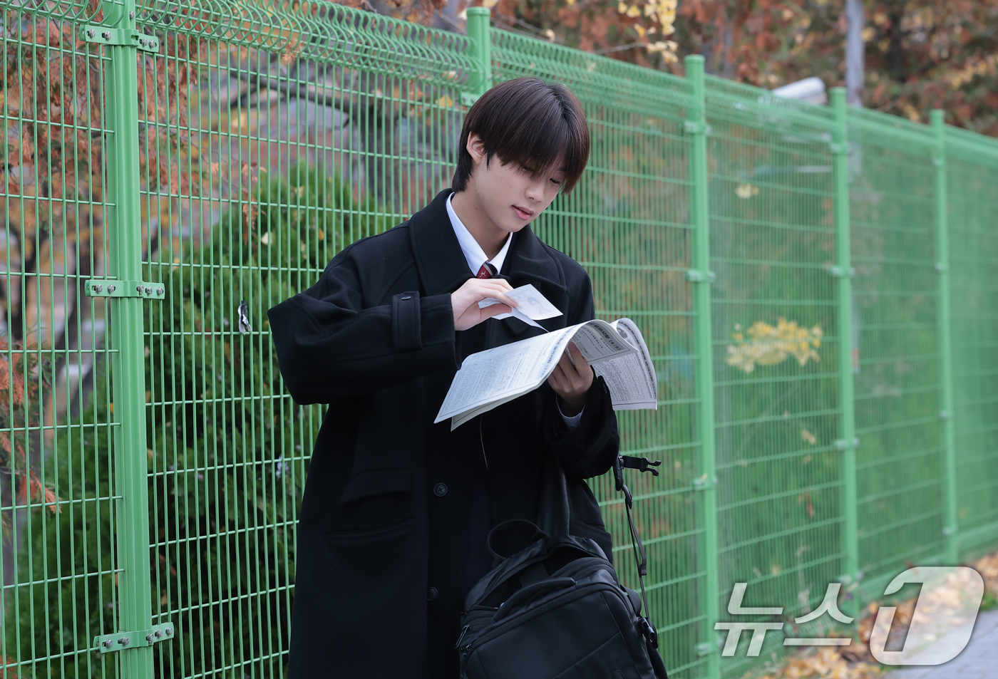 (서울=뉴스1) 권현진 기자 = 더윈드 박하유찬이 2026학년도 대학수학능력시험일인 13일 오전 서울특별시교육청 16지구 제18시험장인 송파구 오금고등학교로 입실하기 전 수험표를 …