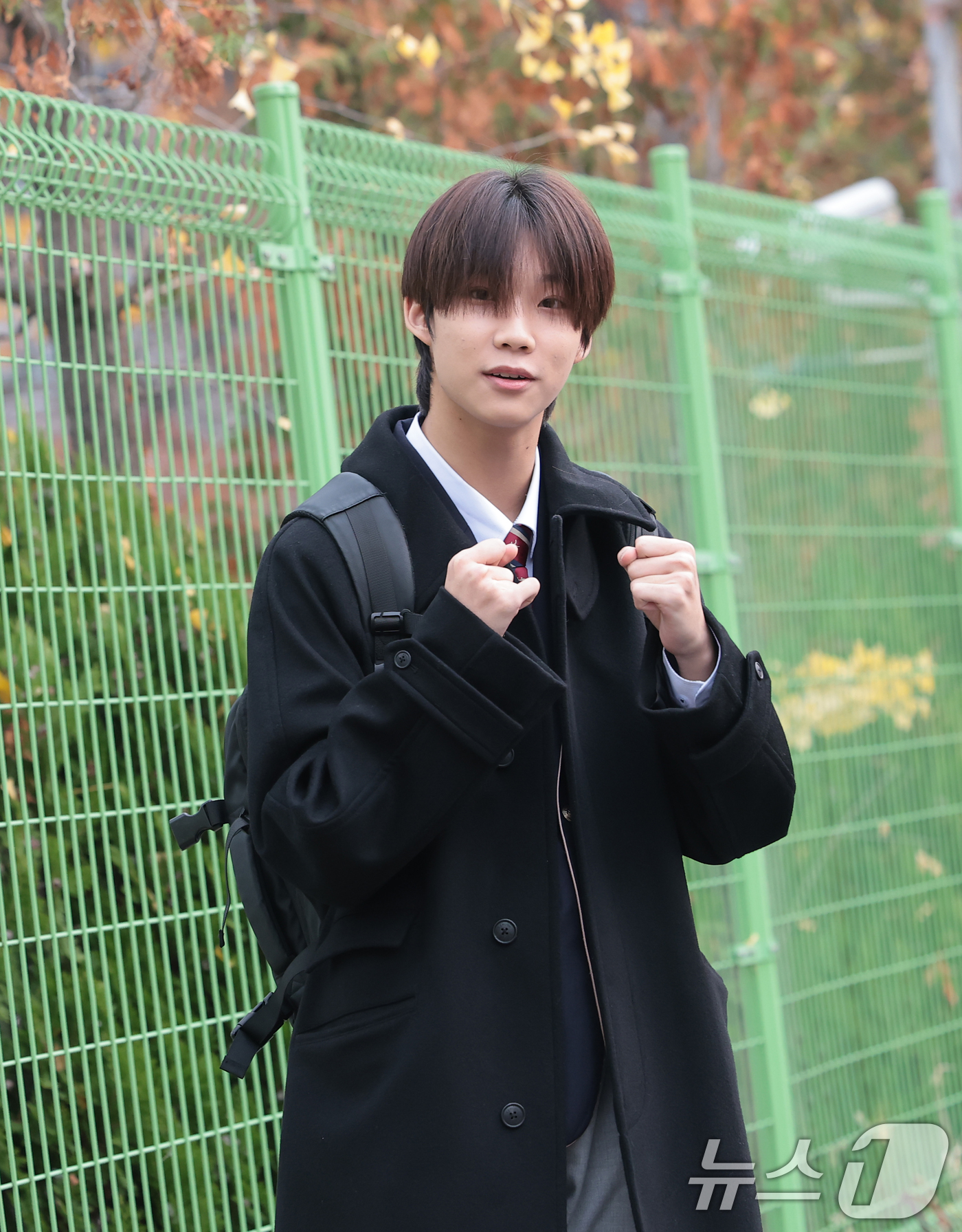 (서울=뉴스1) 권현진 기자 = 더윈드 박하유찬이 2026학년도 대학수학능력시험일인 13일 오전 서울특별시교육청 16지구 제18시험장인 송파구 오금고등학교로 입실하기 전 파이팅을 …