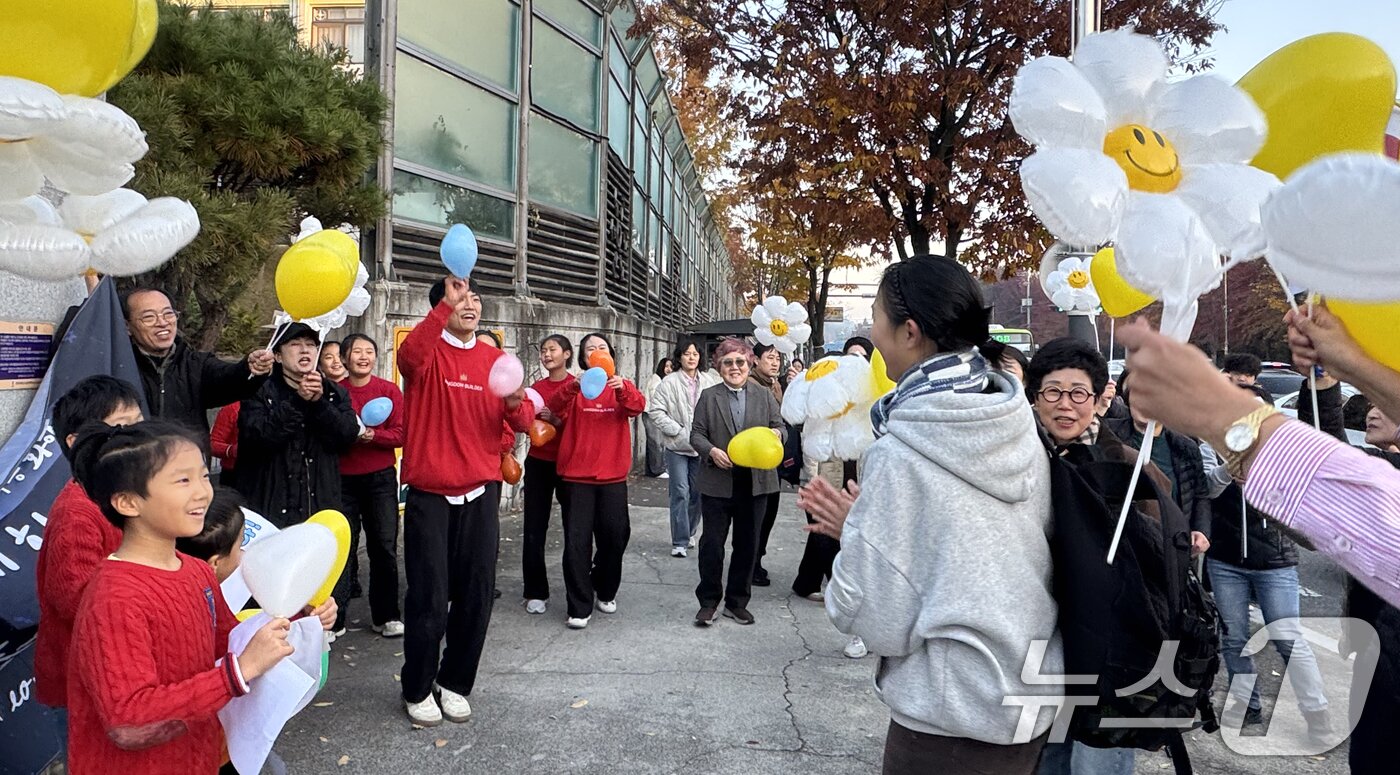 본문 이미지 - 2026학년도 대학수학능력 시험일인 13일 전북 전주시 전주사대부고 앞에서 한 수험생이 응원을 받고 있다. 2025.11.13/뉴스1 ⓒ News1 유경석 기자