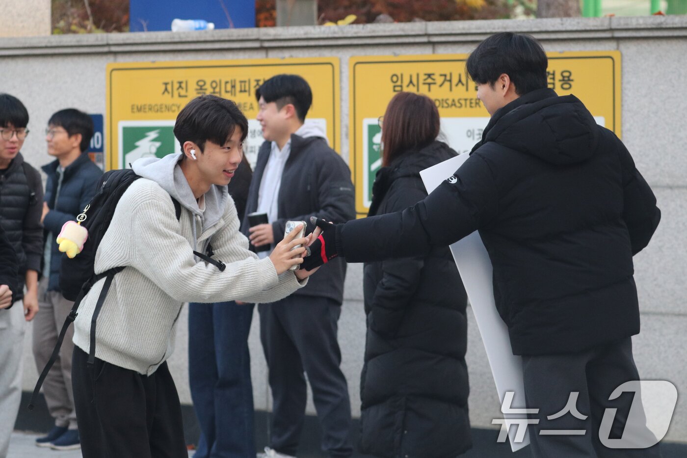 본문 이미지 - 2026학년도 대학수학능력 시험일인 13일 충북 청주시 상당구 주성고등학교 앞에서 한 수험생이 교사와 인사하고 있다. 2025.11.13/뉴스1 ⓒ News1 김용빈 기자