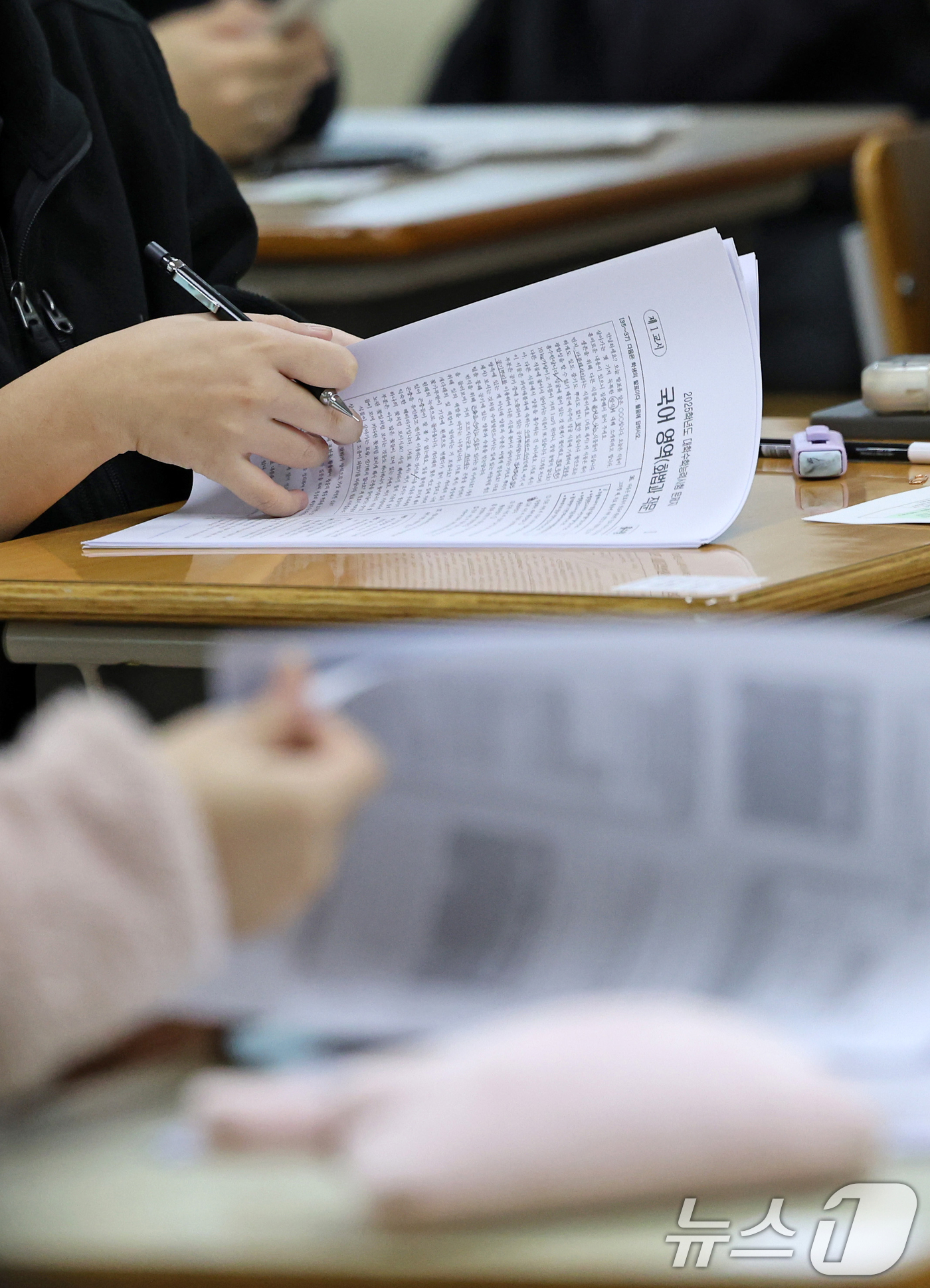 (대전=뉴스1) 김기태 기자 = 2026학년도 대학수학능력 시험일인 13일 대전시교육청 27시험지구  제8시험장인 동대전고등학교에서 수험생들이 시험 문제지를 살피고 있다. 2025 …