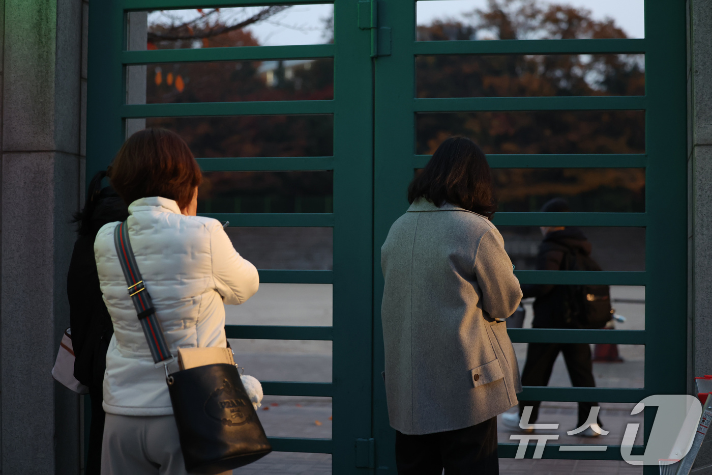 (서울=뉴스1) 장수영 기자 = 2026학년도 대학수학능력시험일인 13일 서울 중구 이화여자외고와 이화여고에 마련된 시험장 앞에서 학부모들이 수험생의 입실 모습을 바라보고 있다. …