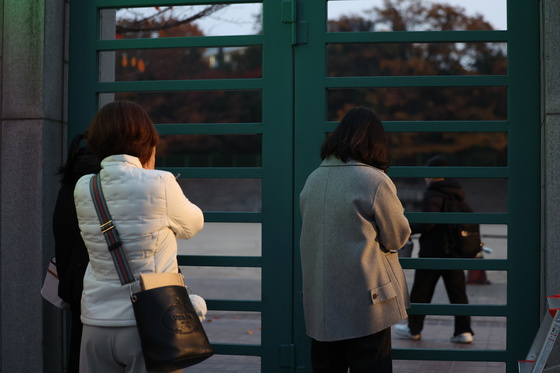 시험장 들어가는 자녀들 바라보는 학부모들