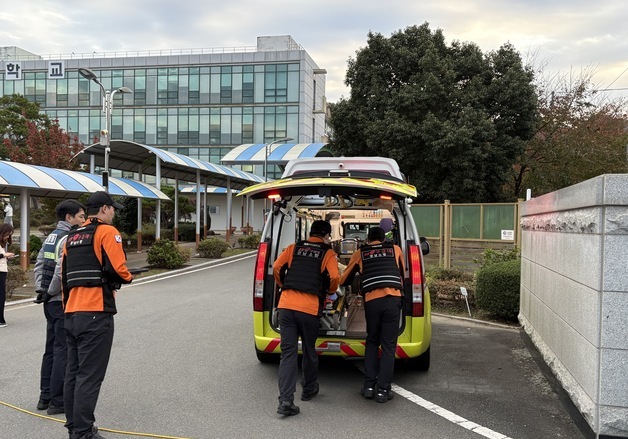 "들것에 누워서라도"…경남 곳곳 수능 입실 진풍경