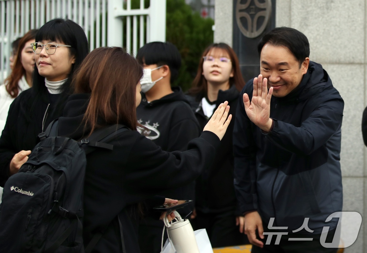 (제주=뉴스1) 고동명 기자 = 2026학년도 대학수학능력시험이 치러지는 13일 오전 제주중앙여고 95지구 제6시험장에서 수험생들이 교사들의 응원을 받으며 학교 안에 들어가고 있다 …