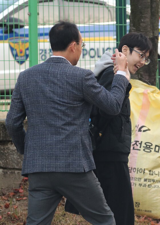 본문 이미지 - 2026학년도 대학수학능력 시험일인 13일 충북 청주시 상당구 주성고등학교 앞에서 한 수험생이 부모님과 인사하고 있다. 2025.11.13/뉴스1 ⓒ News1 김용빈 기자