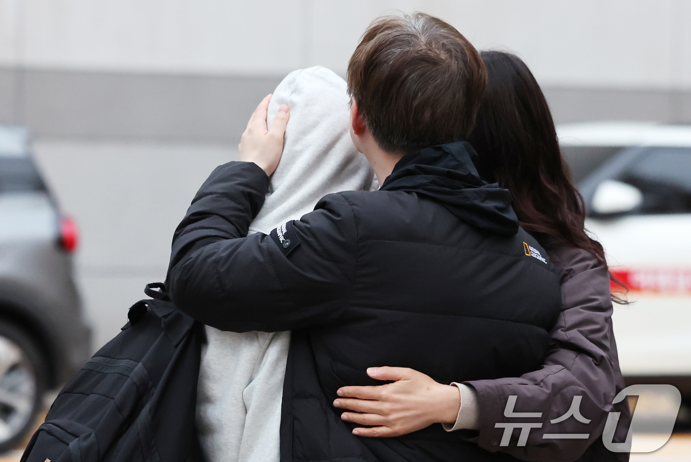 (서울=뉴스1) 장수영 기자 = 2026학년도 대학수학능력시험일인 13일 서울 중구 이화여자외고와 이화여고에 마련된 시험장 앞에서 수험생과 학부모가 포옹하고 있다. 2025.11. …