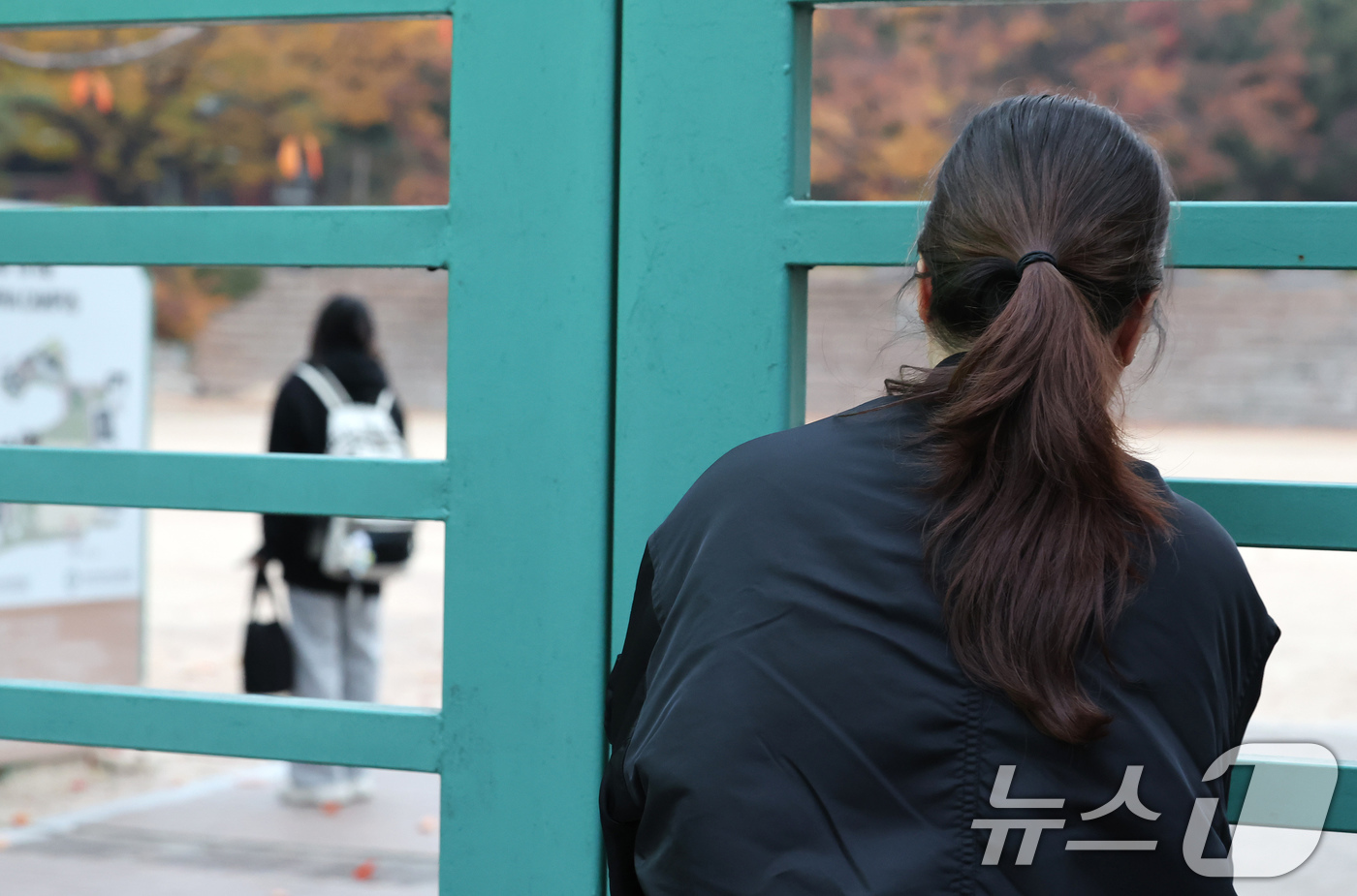 (서울=뉴스1) 장수영 기자 = 2026학년도 대학수학능력시험일인 13일 서울 중구 이화여자외고와 이화여고에 마련된 시험장 앞에서 학부모들이 수험생의 입실 모습을 바라보고 있다. …