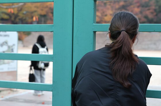 본문 이미지 - 2026학년도 대학수학능력시험일인 13일 서울 중구 이화여자외고와 이화여고에 마련된 시험장 앞에서 학부모들이 수험생의 입실 모습을 바라보고 있다. 2025.11.13/뉴스1 ⓒ News1 장수영 기자