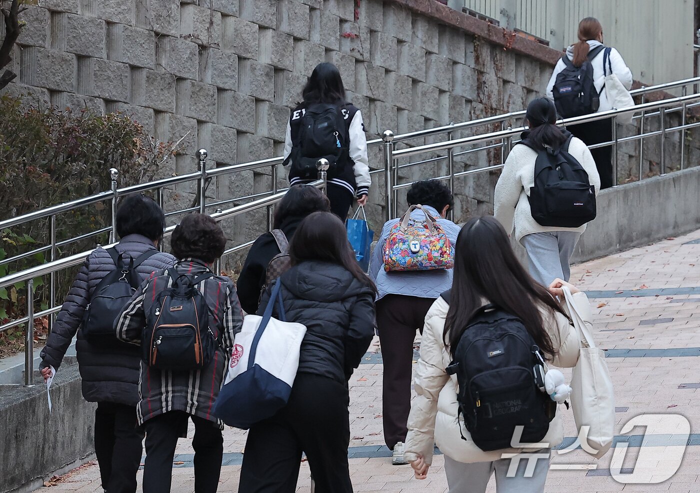 본문 이미지 - 2026학년도 대학수학능력시험일인 13일 오전 서울시교육청 12지구 제22시험장인 서울 마포구 홍익대학교사범대학부속여자고등학교에서 일성여자중고등학교 수험생들이 시험장으로 향하고 있다. 2025.11.13/뉴스1 ⓒ News1 김성진 기자