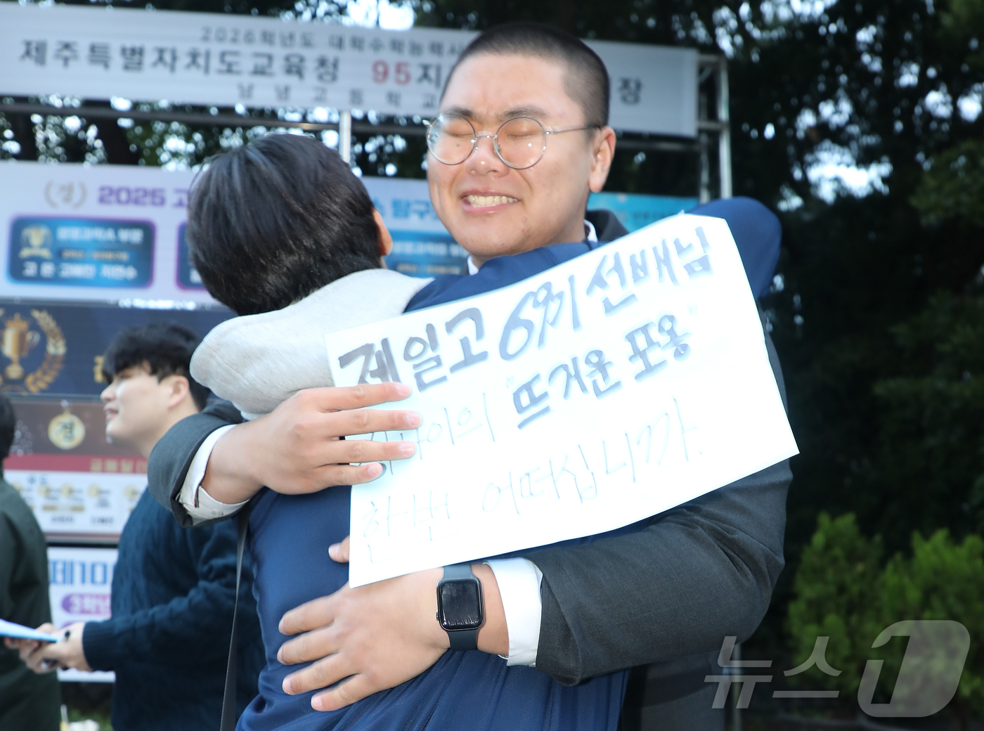 (제주=뉴스1) 오미란 기자 = 2026학년도 대학수학능력시험일인 13일 오전 제주도교육청 95지구 제1시험장인 남녕고등학교 앞에서 제주제일고등학교 학생회장인 오승훈 군(18)이 …