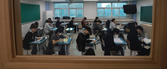 청주 수능 영어듣기평가 중 스피커 안 나와…"옆 교실 소리 들려"