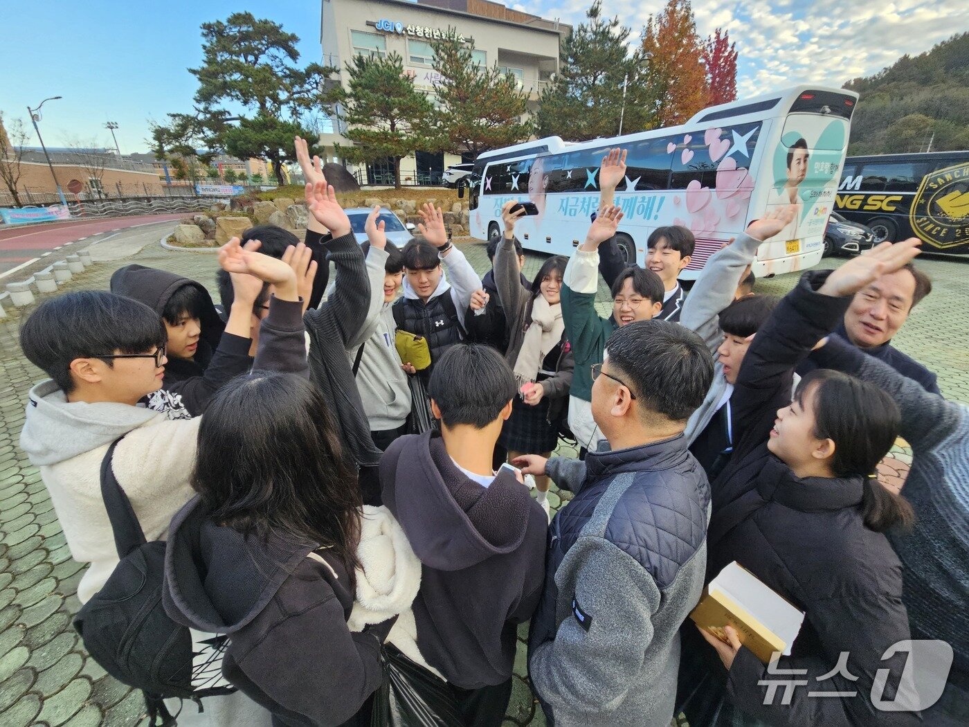 본문 이미지 - 지리산고 수험생과 교사들이 손을 모아 수능 응원을 하고 있다.2025.11.13/뉴스1 한송학기자