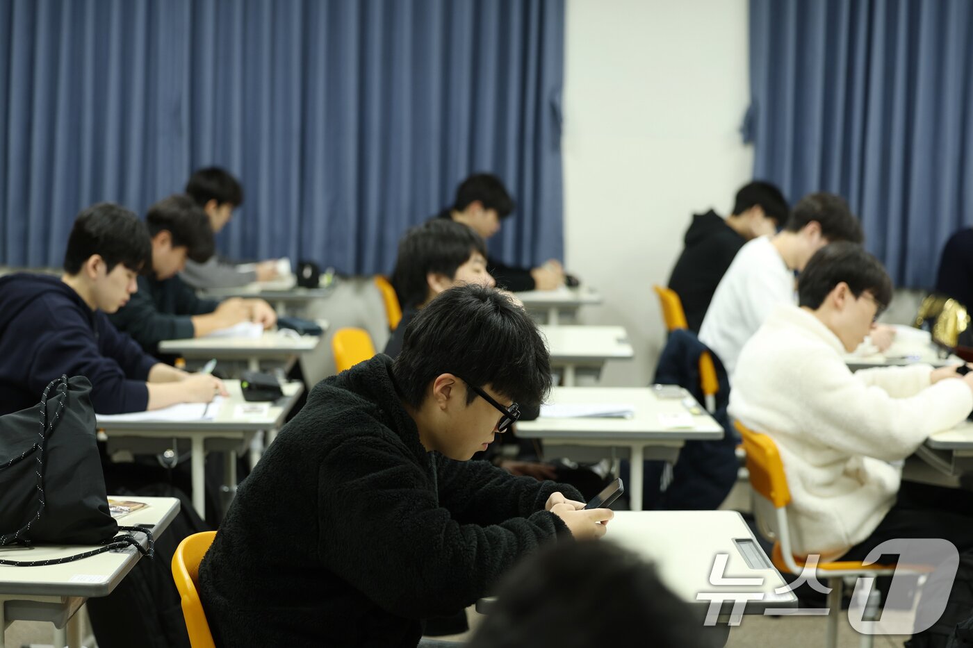 본문 이미지 - 2026학년도 대학수학능력시험일인 13일 오전 광주시 교육청 26지구 제21시험장인 광주 서석고등학교에서 수험생들이 시험 시간을 기다리고 있다. 2025.11.13/뉴스1 ⓒ News1 이승현 기자