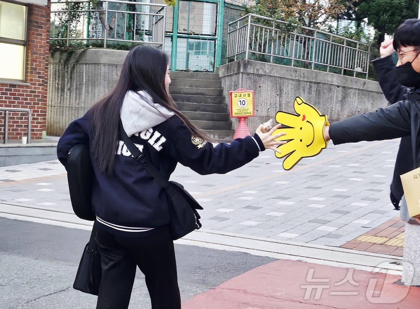 (대구=뉴스1) 남승렬 기자 = 2026학년도 대학수학능력시험(수능)이 일제히 실시된 13일 오전 대구시교육청 24지구 제3시험장인 대구 중구 경북여고 정문 앞에서 교사들이 시험장 …