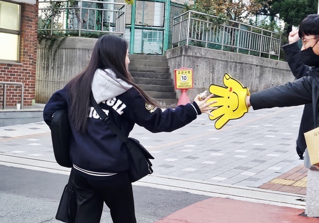 대구 수험생 격려하는 응원의 손길