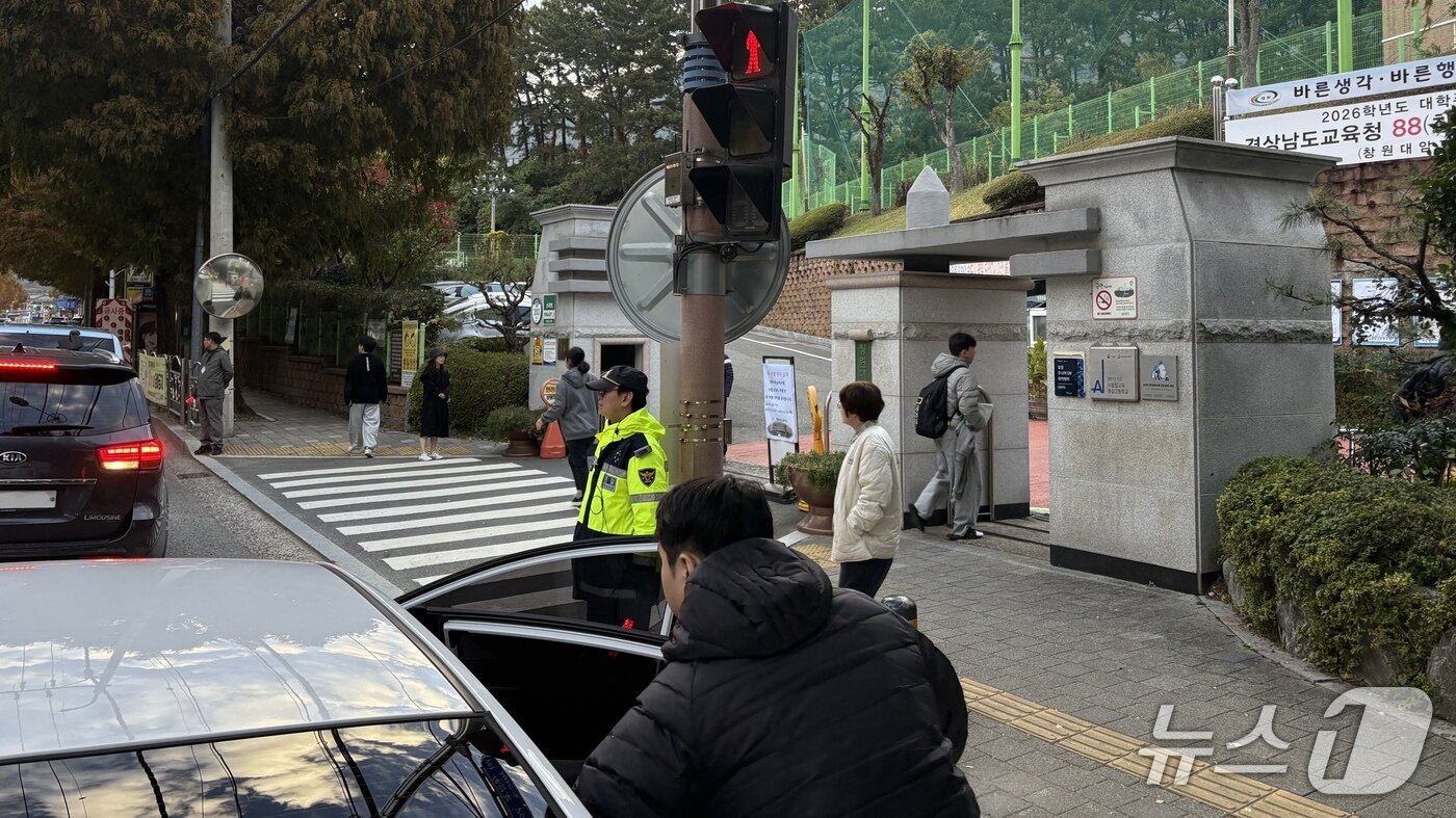 본문 이미지 - 창원대암고 시험장으로 들어가는 수험생들.2025.11.13/뉴스1 강정태기자
