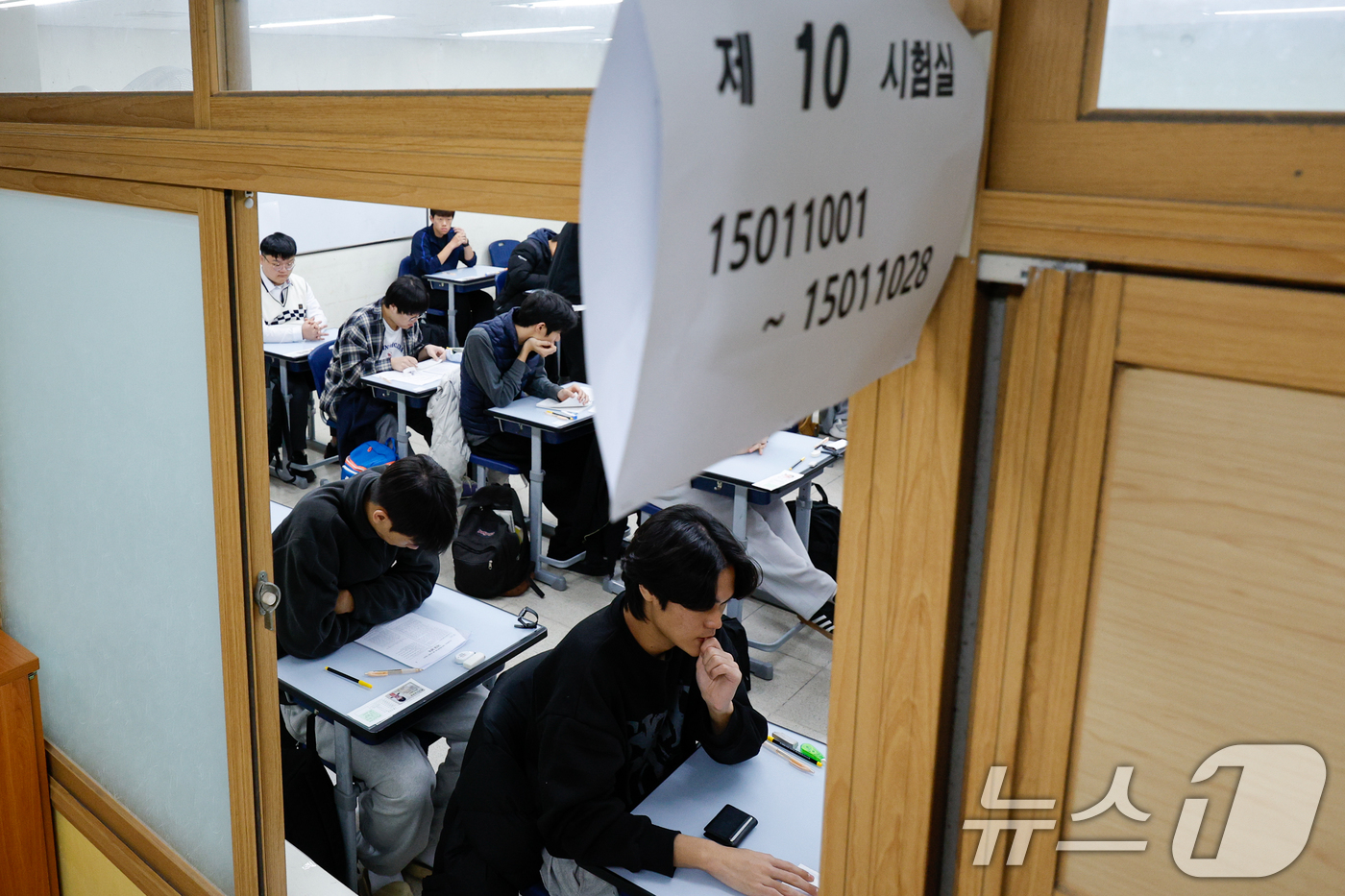 (서울=뉴스1) 안은나 기자 = 2026학년도 대학수학능력시험일인 13일 오전 서울 종로구 경복고등학교에 마련된 고사장에서 수험생들이 시험 시작을 준비하고 있다. 2025.11.1 …