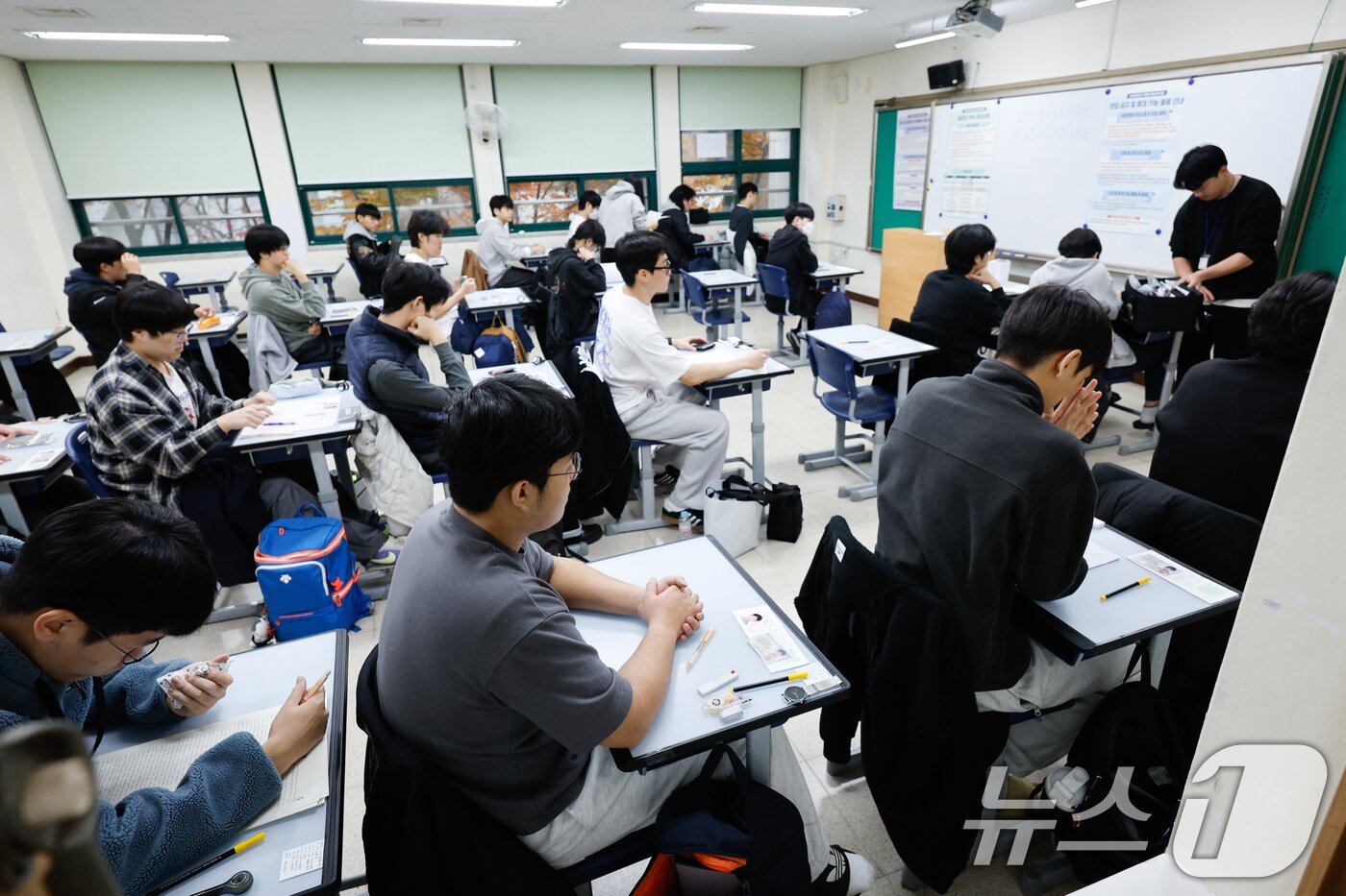 본문 이미지 - 2026학년도 대학수학능력시험일인 13일 오전 서울 종로구 경복고등학교에 마련된 고사장에서 수험생들이 시험 시작을 준비하고 있다. 2025.11.13/뉴스1 ⓒ News1 안은나 기자