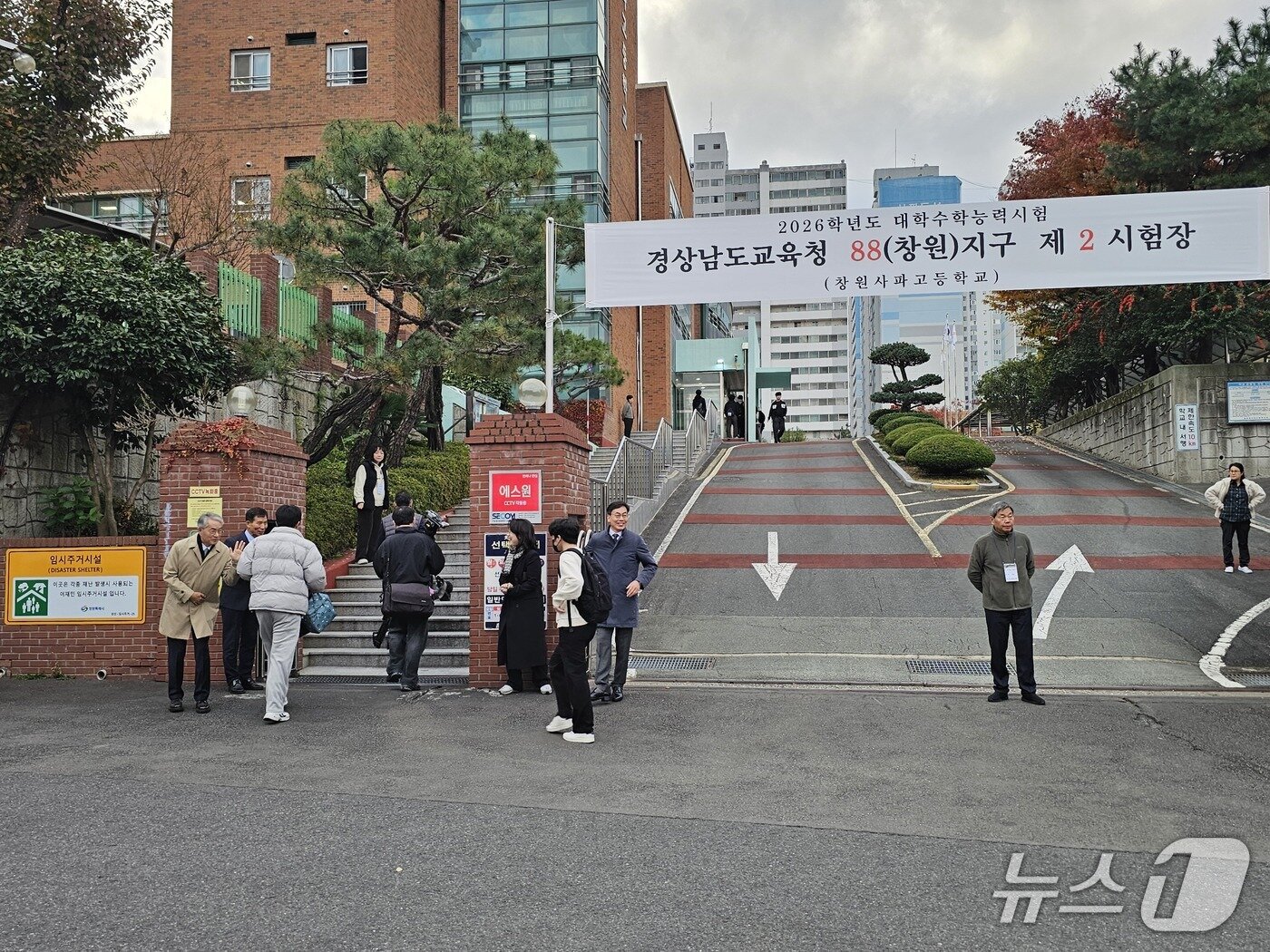 본문 이미지 - 창원사파고 앞에서 박종훈 교육감이 수험생들을 격려하고 있다.2025.11.13/뉴스1 박민석기자