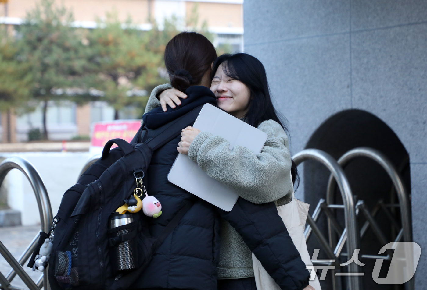 (광주=뉴스1) 이수민 기자 = 2026학년도 대학수학능력시험이 치러지는 13일 오전 광주시교육청 26지구 제39시험장인 광주 서구 상일여고 앞에서 한 교사가 수험생 제자를 포옹으 …