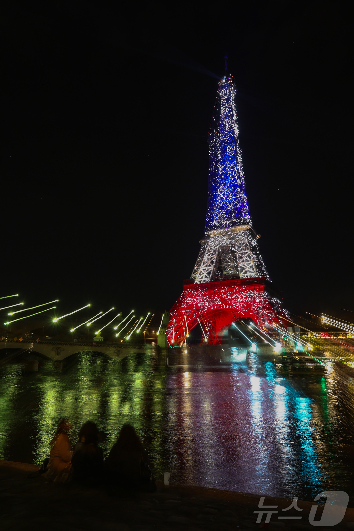 (파리=뉴스1) 이준성 기자 = 2015년 파리 연쇄 테러 10주기를 하루 앞둔 12일(현지시간) 프랑스 파리 에펠탑이 프랑스 국기 색인 파랑·흰색·빨강 조명을 밝히고 있다.201 …