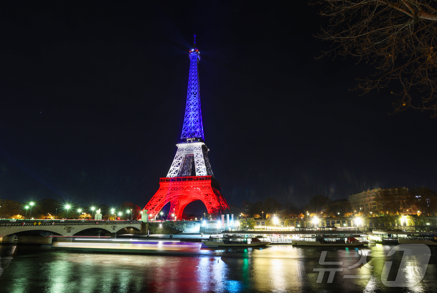 (파리=뉴스1) 이준성 기자 = 2015년 파리 연쇄 테러 10주기를 하루 앞둔 12일(현지시간) 프랑스 파리 에펠탑이 프랑스 국기 색인 파랑·흰색·빨강 조명을 밝히고 있다.201 …