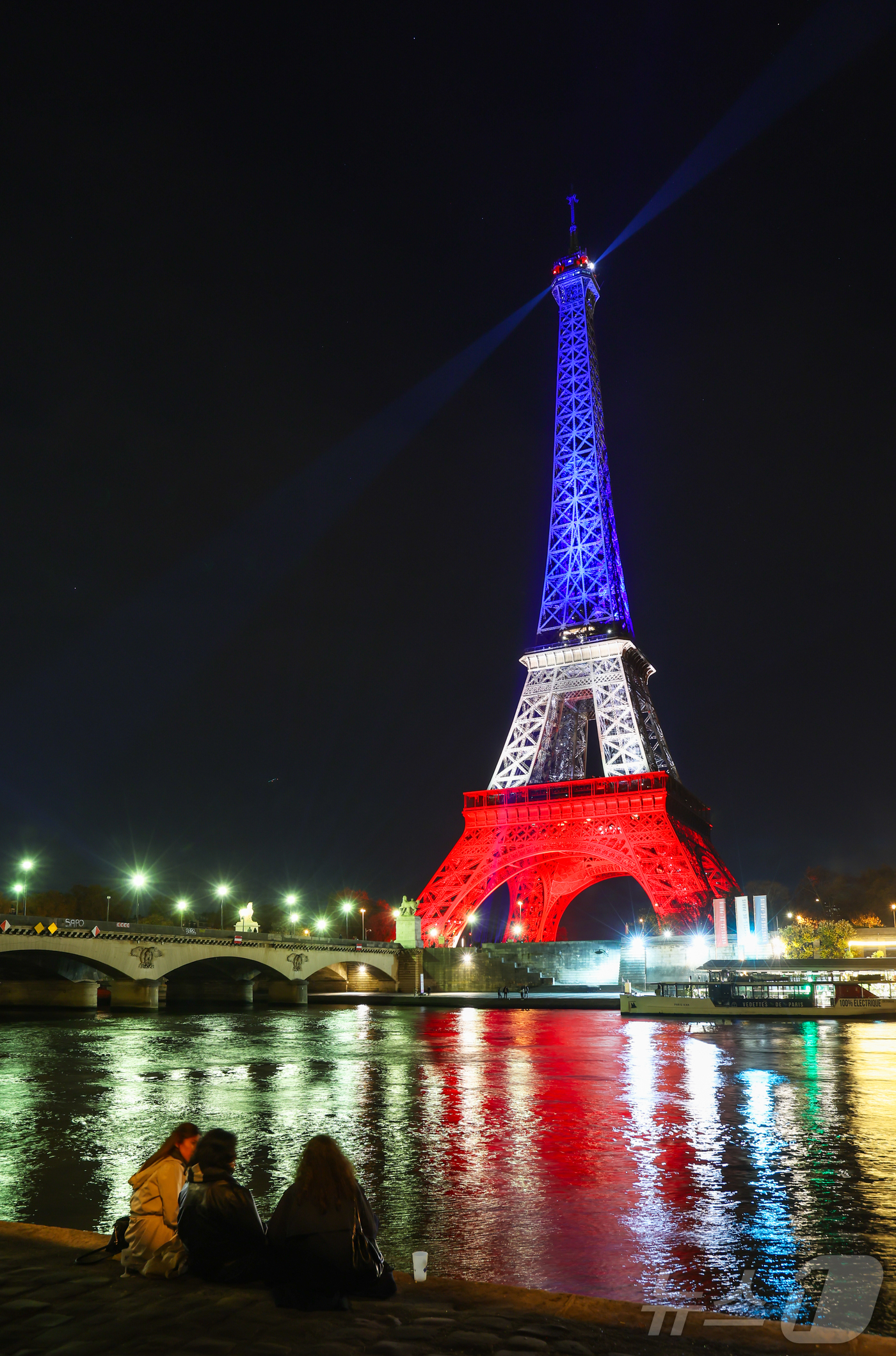 (파리=뉴스1) 이준성 기자 = 2015년 파리 연쇄 테러 10주기를 하루 앞둔 12일(현지시간) 프랑스 파리 에펠탑이 프랑스 국기 색인 파랑·흰색·빨강 조명을 밝히고 있다.201 …