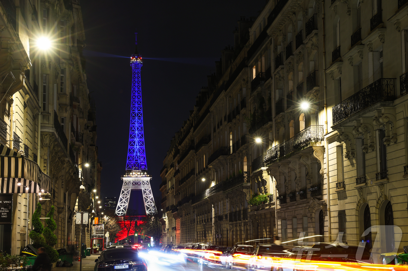 (파리=뉴스1) 이준성 기자 = 2015년 파리 연쇄 테러 10주기를 하루 앞둔 12일(현지시간) 프랑스 파리 에펠탑이 프랑스 국기 색인 파랑·흰색·빨강 조명을 밝히고 있다.201 …