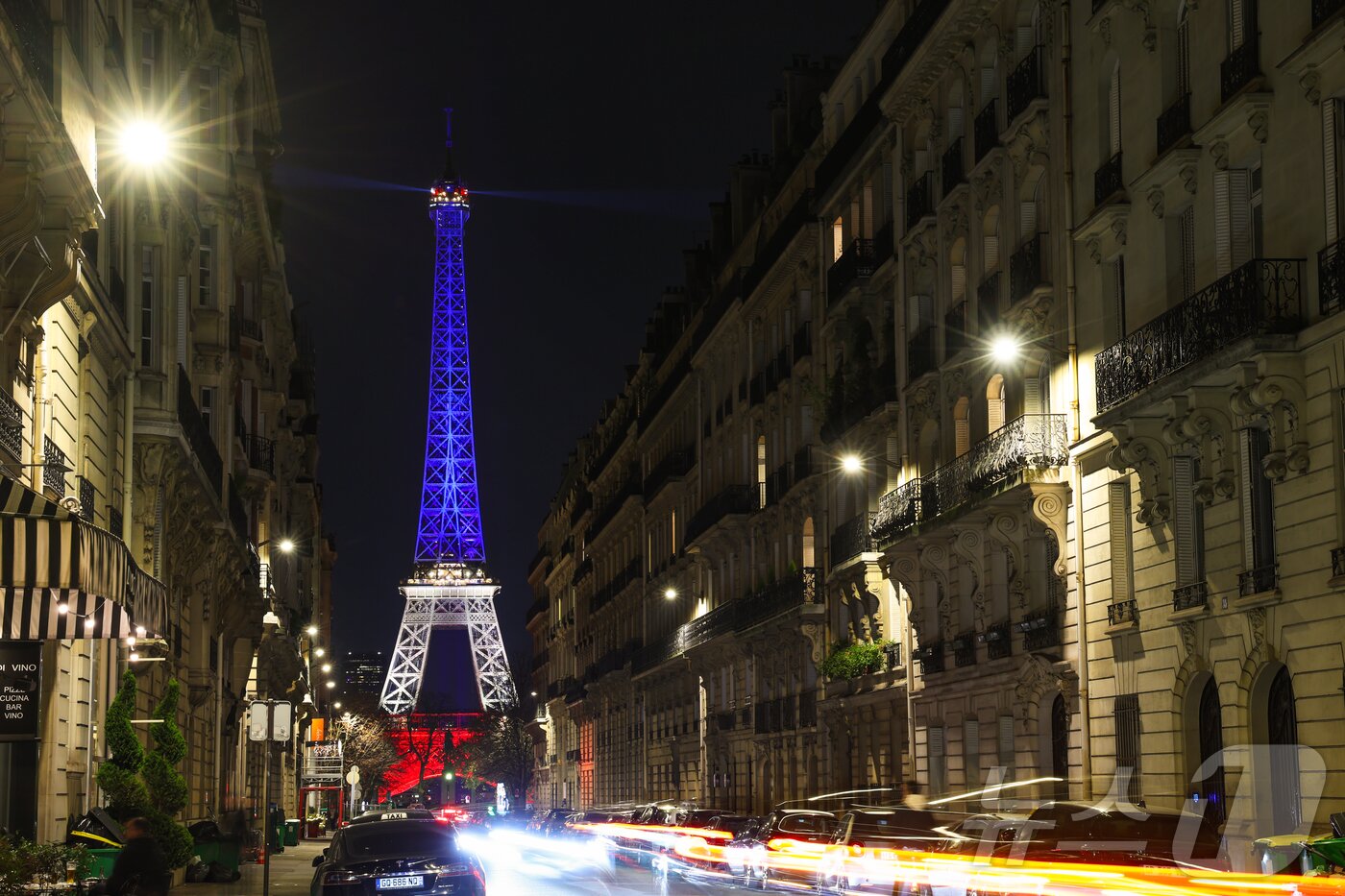 본문 이미지 - 2015년 파리 연쇄 테러 10주기를 하루 앞둔 12일(현지시간) 프랑스 파리 에펠탑이 프랑스 국기 색인 파랑·흰색·빨강 조명을 밝히고 있다. 2015년 11월 13일 이슬람국가(IS)를 자처한 테러범들이 프랑스 파리의 축구경기장, 식당가, 바타클랑 극장 등 시내 곳곳에서 동시다발 테러를 감행해 130명이 숨지고 수백 명이 다쳤다. 2025.11.13/뉴스1 ⓒ News1 이준성 기자