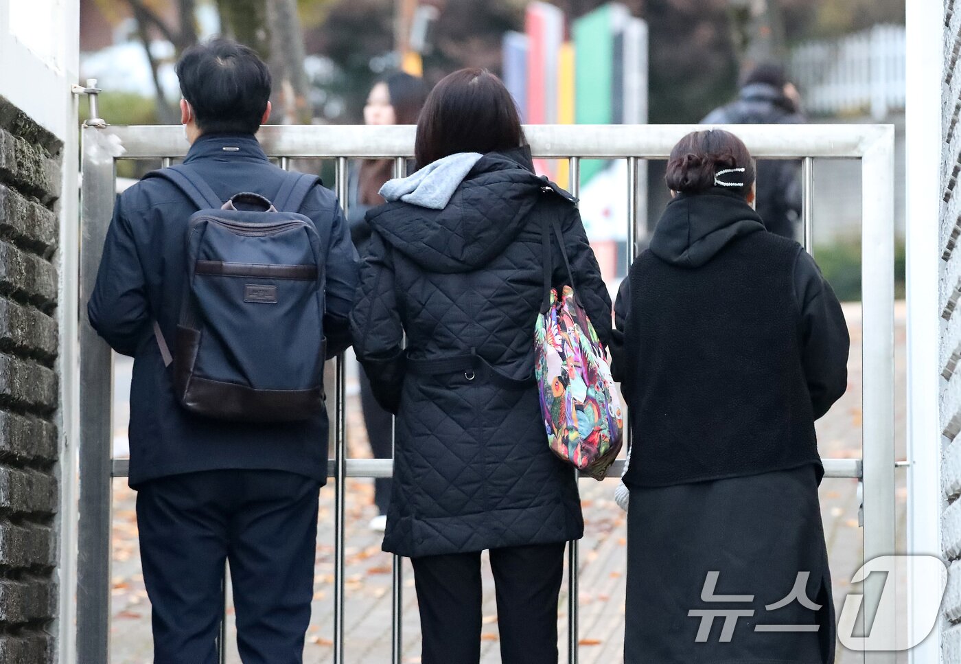 본문 이미지 - 2026학년도 대학수학능력시험일인 13일 오전 대구 수성구 정화여고에 마련된 시험장 앞에서 배웅을 마친 학부모들이 수험생 자녀의 뒷모습을 바라보고 있다. 2025.11.13/뉴스1 ⓒ News1 공정식 기자