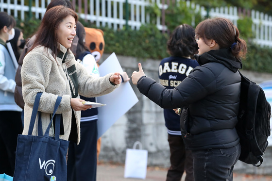 "경찰 도움 아니었으면"…시험장 착각 수험생 경찰이 에스코트
