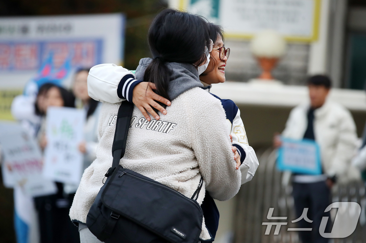 (대구=뉴스1) 공정식 기자 = 2026학년도 대학수학능력시험일인 13일 오전 대구 수성구 정화여고에 마련된 시험장 앞에서 출신학교 교사들이 수험생을 응원하고 있다. 2025.11 …