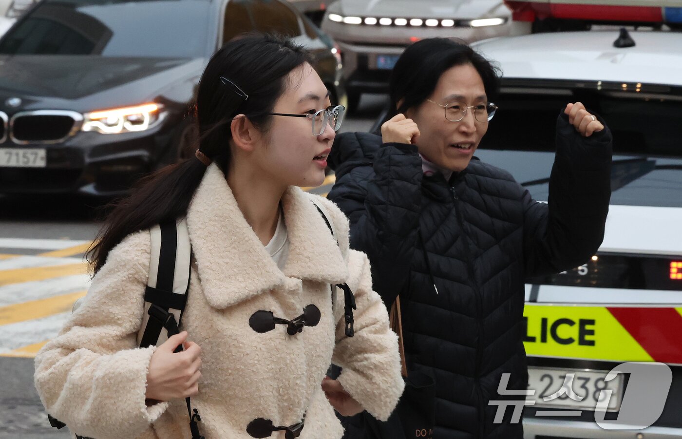 본문 이미지 - 2026학년도 대학수학능력시험일인 13일 서울 중구 이화여자외고와 이화여고에 마련된 시험장 앞에서 수험생이 어머니의 응원을 받고 있다. 2025.11.13/뉴스1 ⓒ News1 장수영 기자