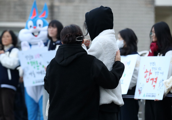 "고생한 아이 생각에 눈물이"…딸 뒷모습에 눈 떼지 못하는 모정