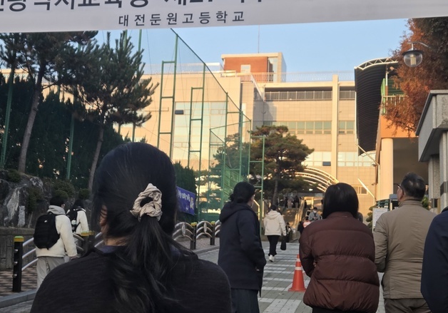 "하던대로"…수능일 아침 교사·부모들 차분하지만 뜨거운 응원