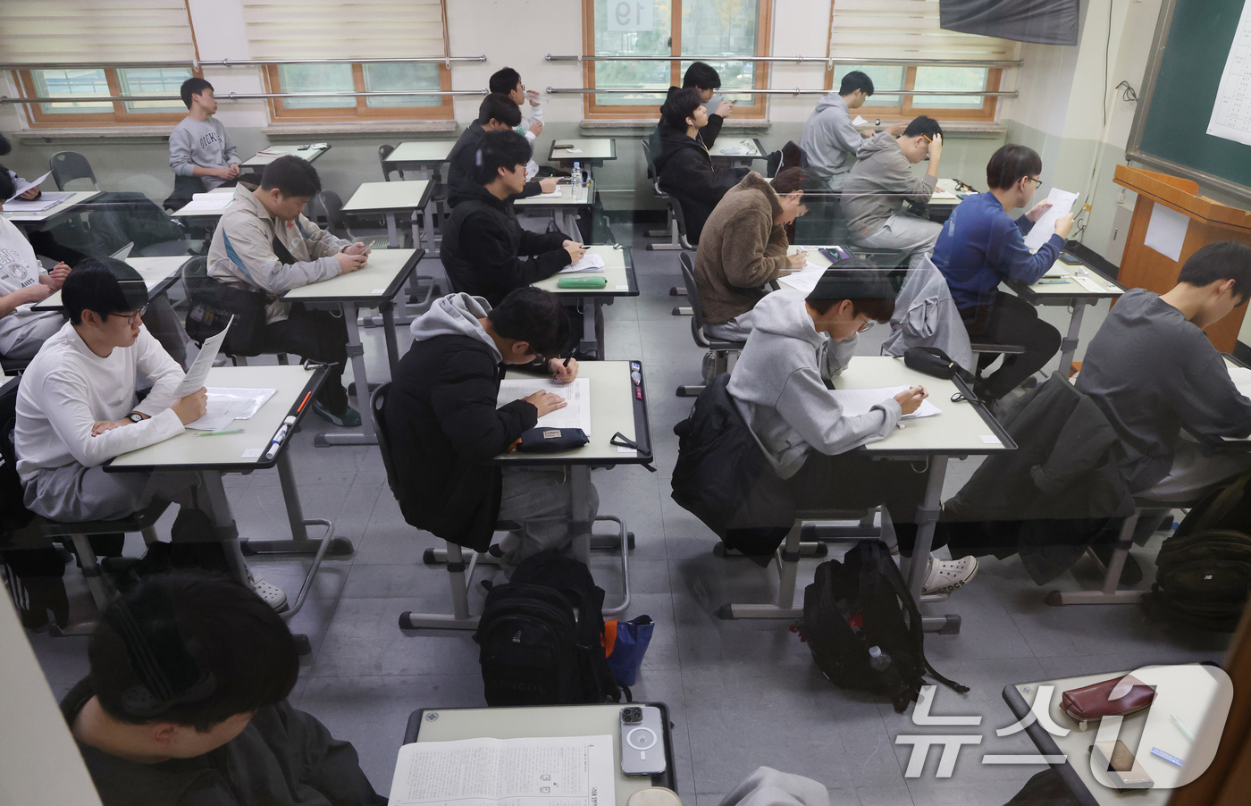 (수원=뉴스1) 김영운 기자 = 2026학년도 대학수학능력시험일인 13일 오전 경기도교육청 제30지구 제17시험장인 수원시 영통구 효원고등학교에서 수험생들이 시험 준비를 하고 있다 …