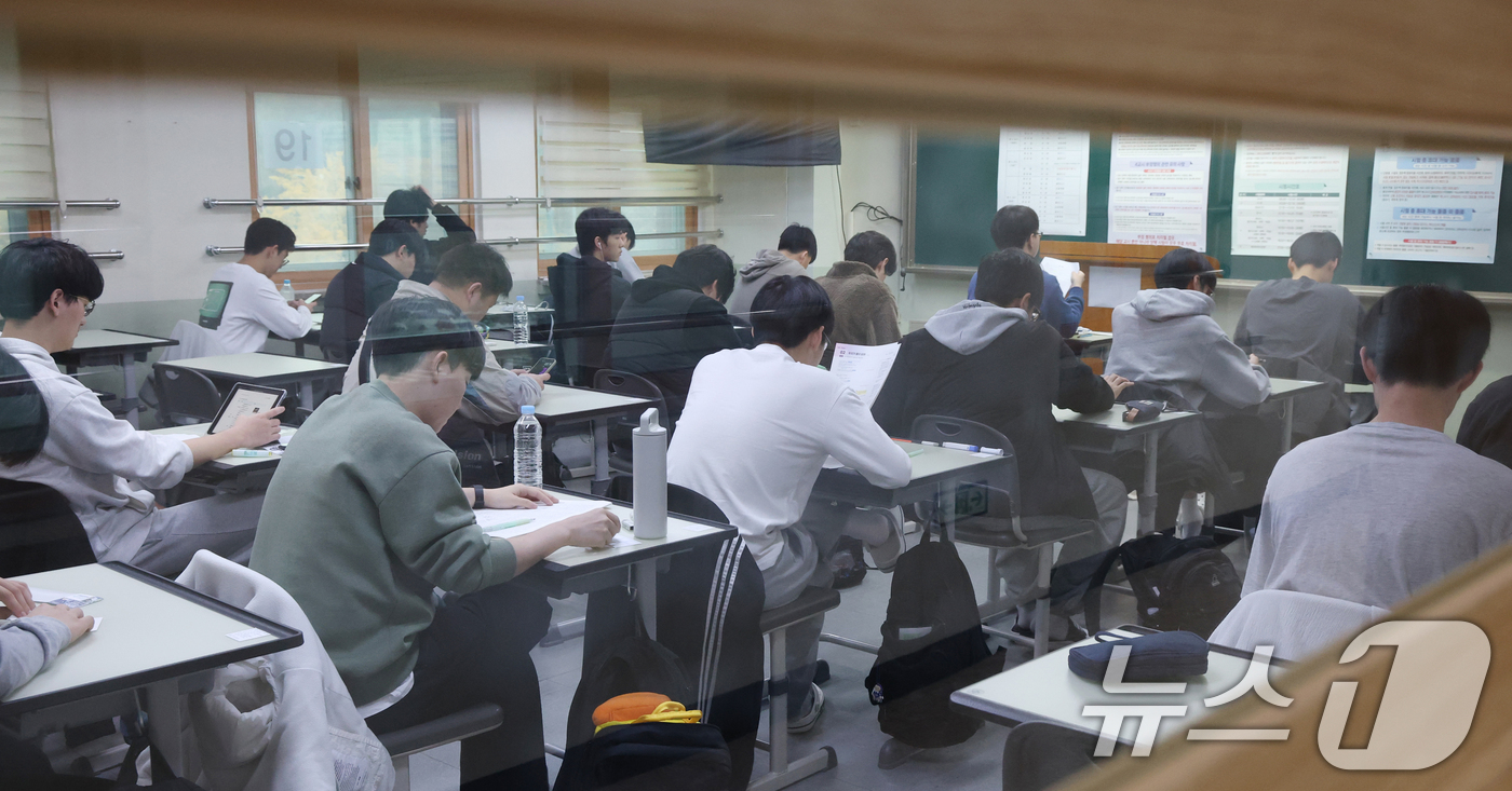 (수원=뉴스1) 김영운 기자 = 2026학년도 대학수학능력시험일인 13일 오전 경기도교육청 제30지구 제17시험장인 수원시 영통구 효원고등학교에서 수험생들이 시험 준비를 하고 있다 …