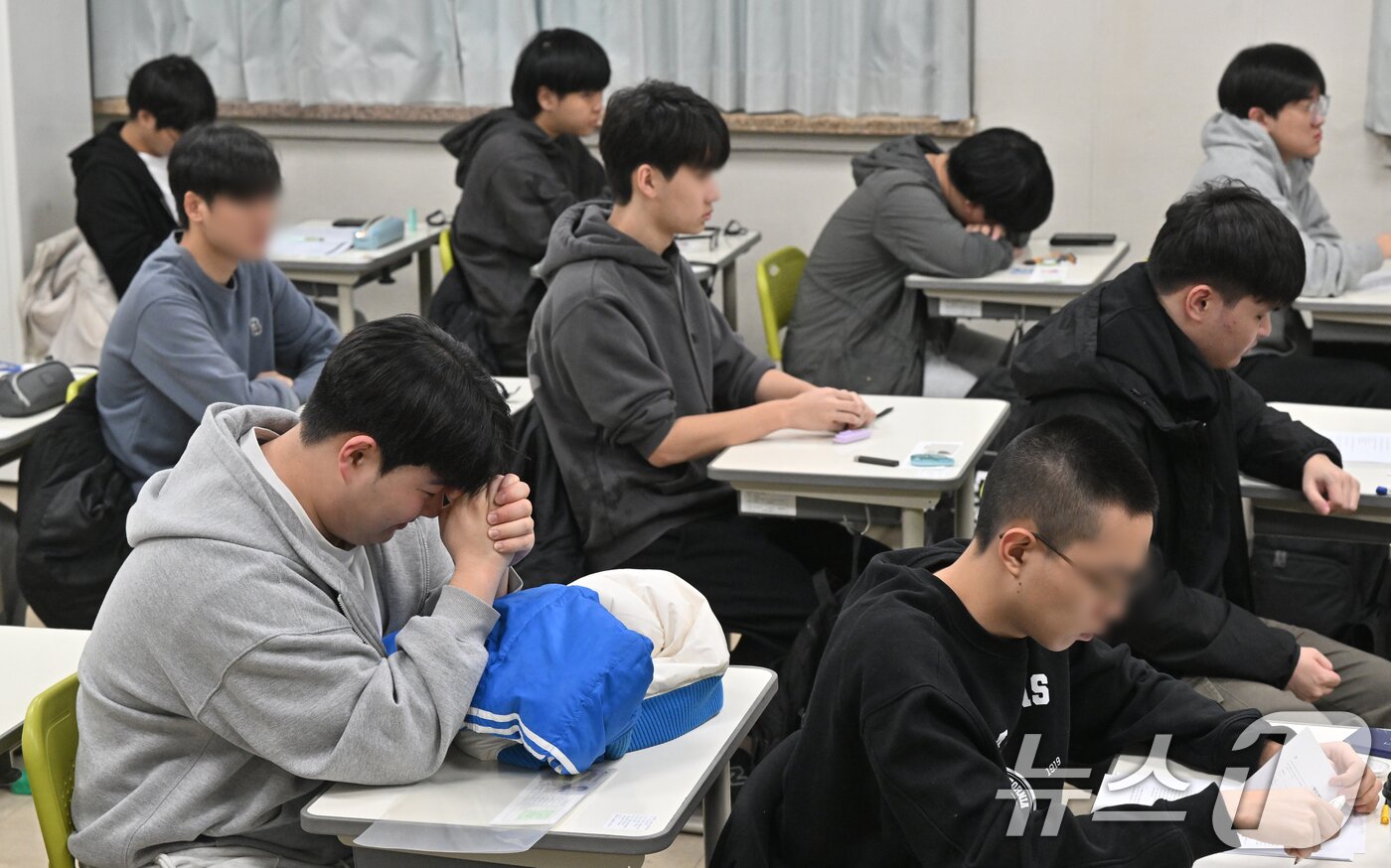 본문 이미지 - 2026학년도 대학수학능력시험일인 13일 오전 경기도교육청 제30지구 제18시험장인 수원시 장안구 동원동우고등학교에서 수험생들이 시험 준비를 하고 있다. 2025.11.13/뉴스1 ⓒ News1 경기사진공동취재단
