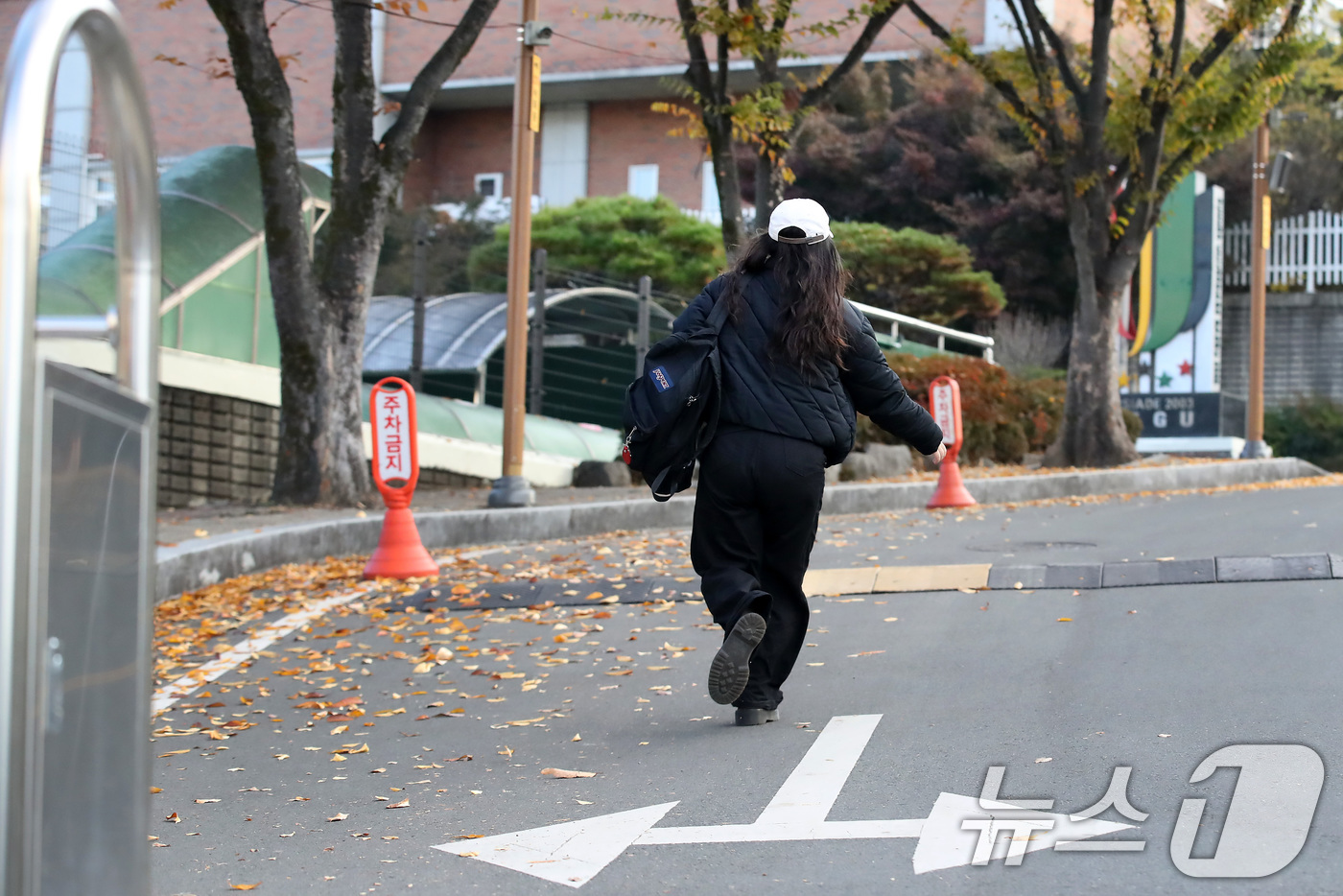 (대구=뉴스1) 공정식 기자 = 2026학년도 대학수학능력시험일인 13일 오전 대구 수성구 정화여고에서 입실시간이 임박해 도착한 수험생이 시험장을 향해 뛰어가고 있다. 2025.1 …