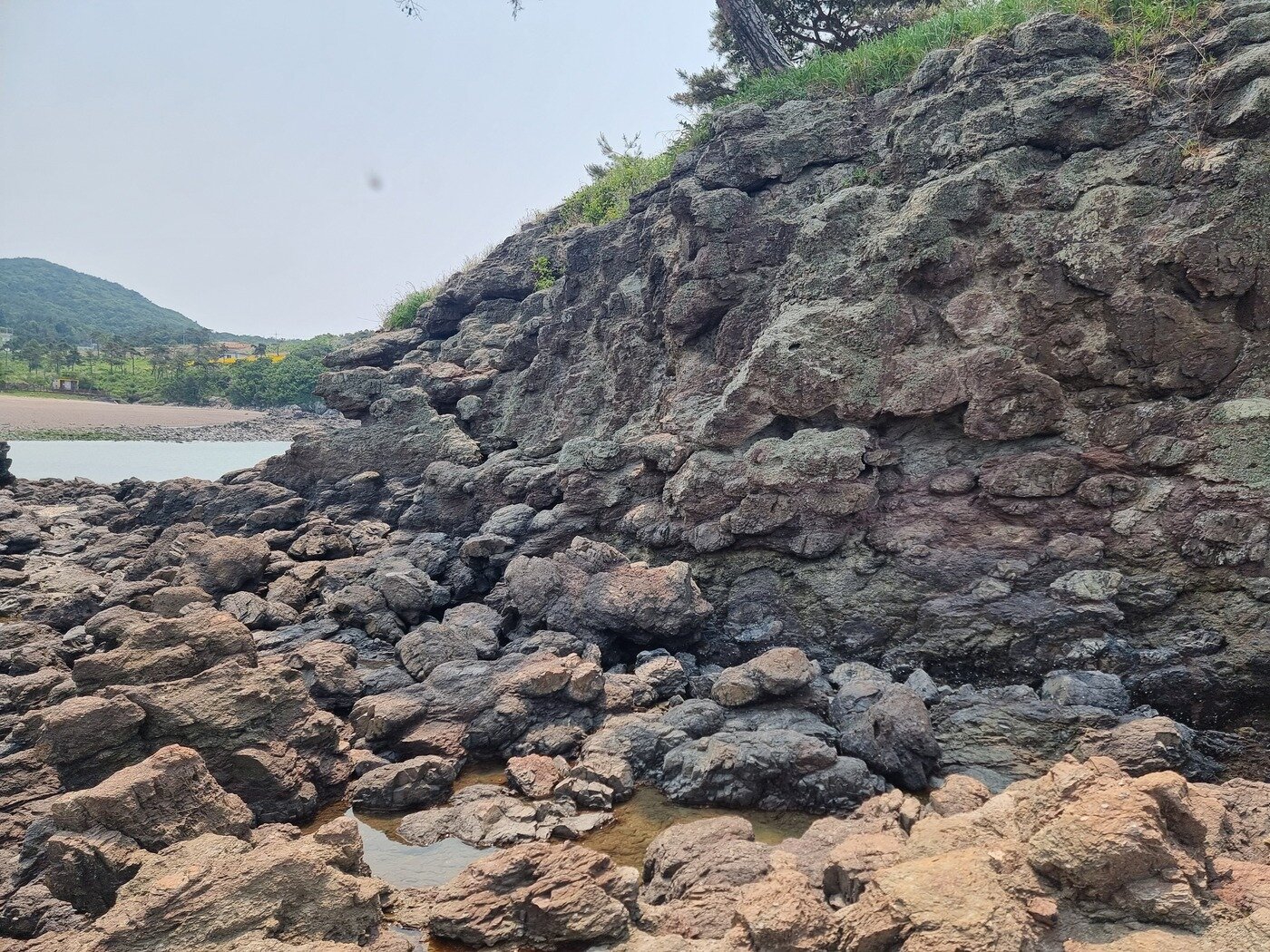 본문 이미지 - 부안 도청리 솔섬 응회암 내 구상구조(국가유산청 제공)