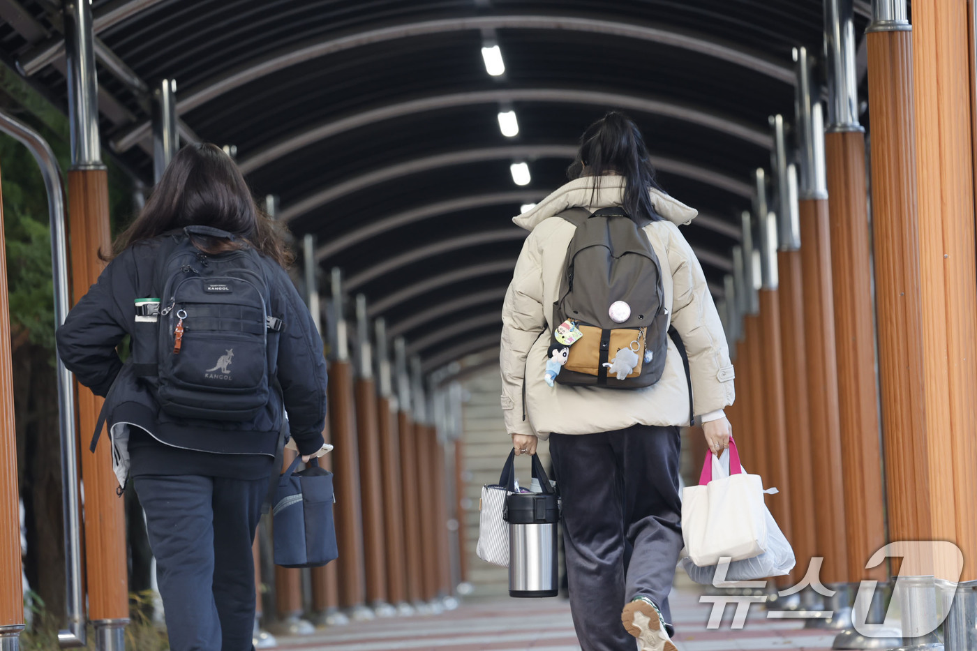 (광주=뉴스1) 김태성 기자 = 2026학년도 대학수학능력시험일인 13일 오전 광주시 대성여자고등학교 앞에서 수험생들이 가방과 도시락을 들고 고사장으로 향하고 있다.  2025.1 …