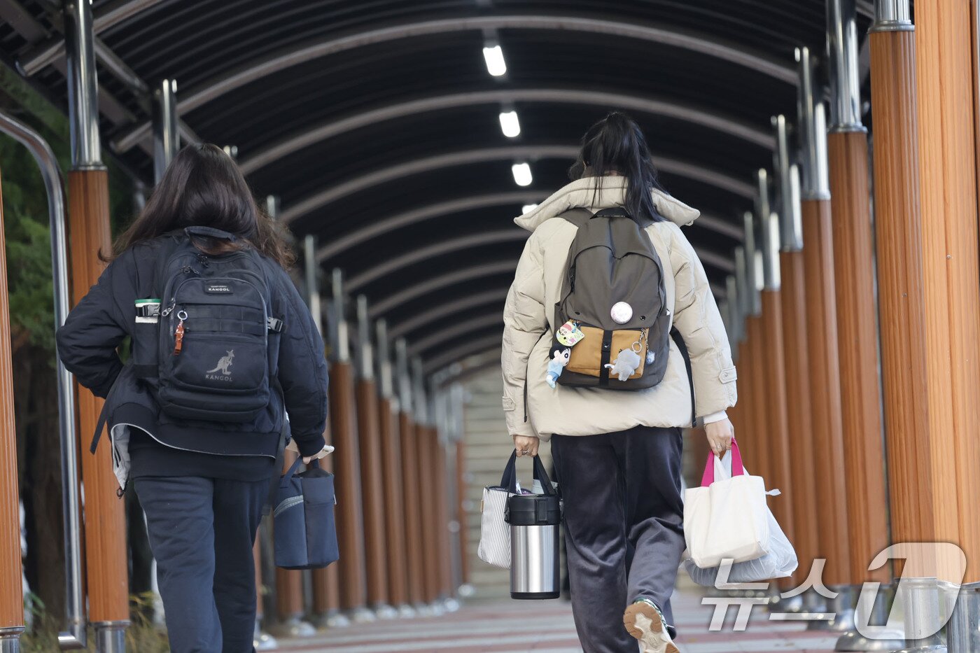 본문 이미지 - 2026학년도 대학수학능력시험일인 13일 오전 광주시 대성여자고등학교 앞에서 수험생들이 가방과 도시락을 들고 고사장으로 향하고 있다. 2025.11.13/뉴스1 ⓒ News1 김태성 기자