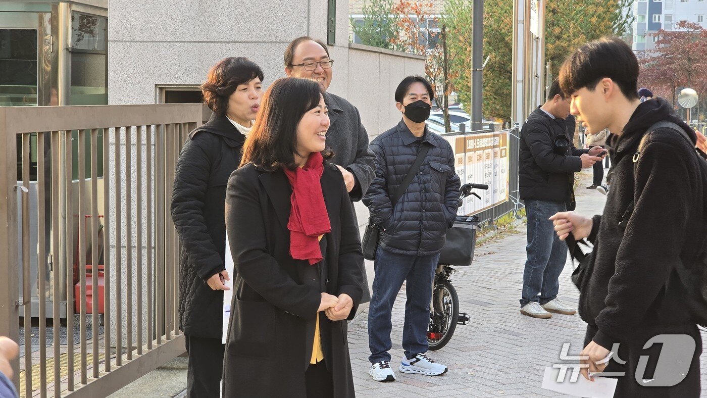 본문 이미지 -  구연희 세종시교육감 권한대행&#40;왼쪽 두번째&#41;이 13일 오전 수능시험장인 새롬고등학교 정문 앞에서 수험생들을 격려하고 있다. / 뉴스1