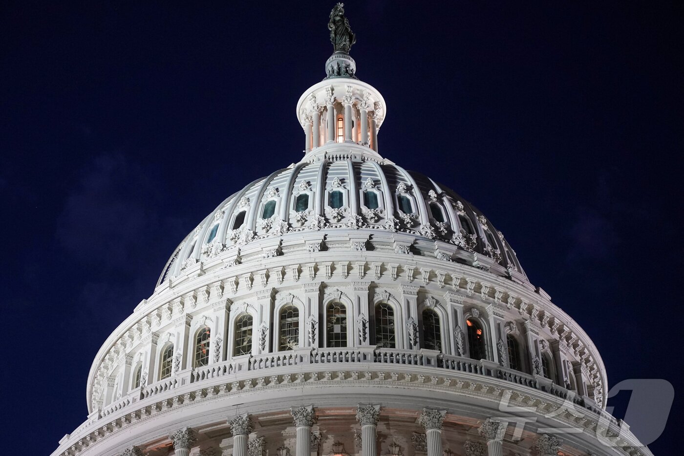 본문 이미지 - 미국 국회의사당 돔. 2025.11.12 ⓒ 로이터=뉴스1 ⓒ News1 김경민 기자